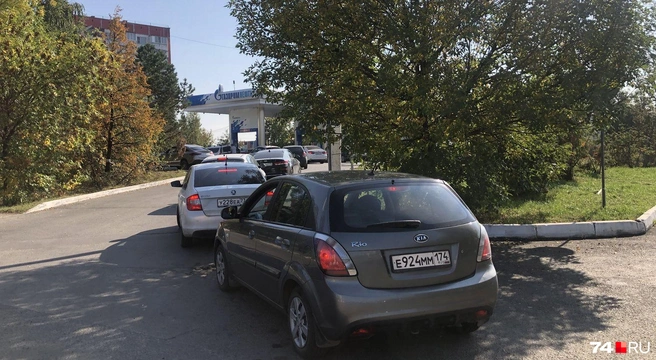 Очередь на АЗС «Газпромнефть» на Победы была самой длинной, что мы увидели за день | Источник: Артем Краснов