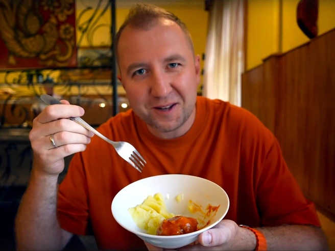 Картошка понравилась блогеру больше, чем тефтели | Источник: Грильков / VK