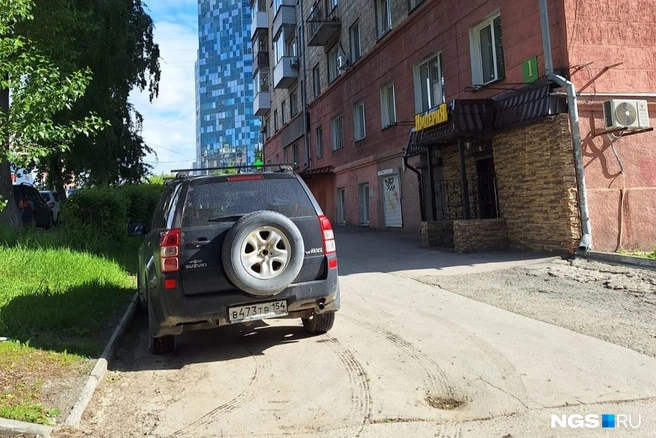 Водитель перепутал тротуар с автостоянкой | Источник: читательница НГС