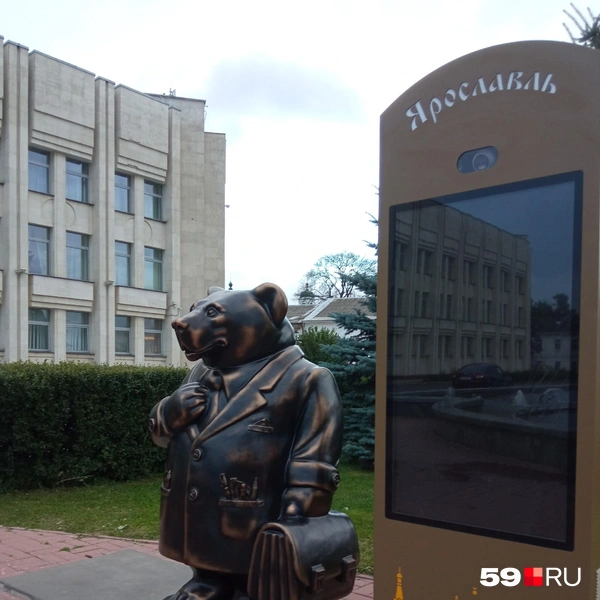 В Ярославле фигуры медведей стоят везде. Это явно медведь-депутат | Источник: Вероника Свизева / 59.RU