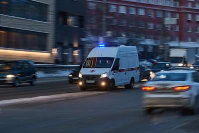 На козырек подъезда 26-этажки на Оловозаводской упал мужчина