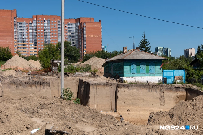 Этот заброшенный частный дом всего на шесть метров «выше» стоянки древних людей | Источник: Мария Ленц / NGS24.RU