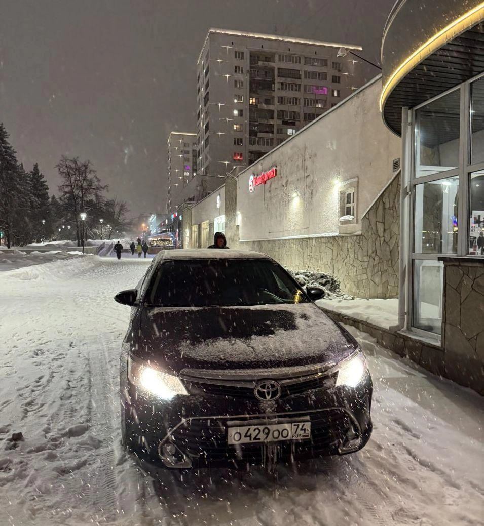 ОООшная Toyota закатилась на тротуар проспекта Ленина. Автор снимка написал: «Идешь по тротуару с ребенком, а навстречу внаглую машины едут. Особенно в выходные дни. ДПС вообще это место не посещает, хотя днем там тоже стоят машины, и по факту их надо увозить эвакуаторами! Сегодня вечером встретил там очередного ОООшника, на замечания не отреагировал, просто кивнул». Как оказалось, машина принадлежит гостелерадиокомпании «Южный Урал» | Источник: читатель 74.RU