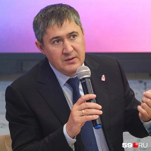 Дмитрий Махонин реагировал на запросы, периодически обращаясь к руководителям профильных министерств, которые тоже пришли на встречу | Источник: Тимофей Калмаков / 59.RU