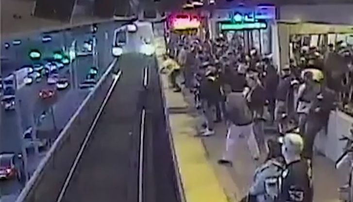 Чудесное спасение упавшего на рельсы пассажира за миг до того, как на него наехал бы поезд (видео)