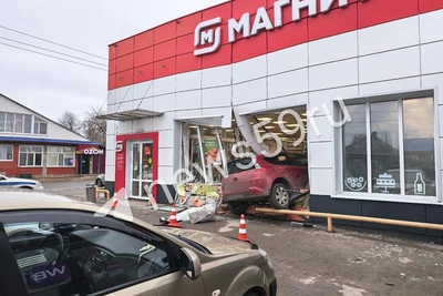 Автомобиль Citroen врезался в «Магнит» в Добрянке и застрял в окне