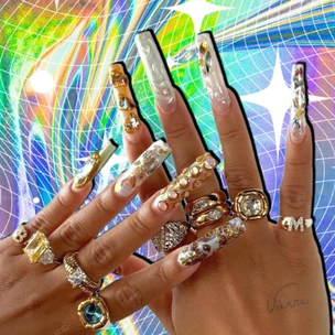 Торжество максимализма: junk nails — самый модный тренд маникюра в 2025 году