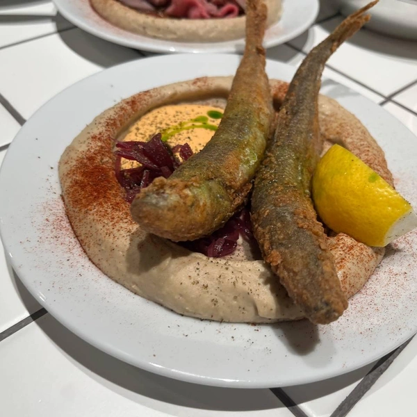 Корюшка и матбуха айоли (690 рублей)  | Источник: ресторан «Dizengof/99»