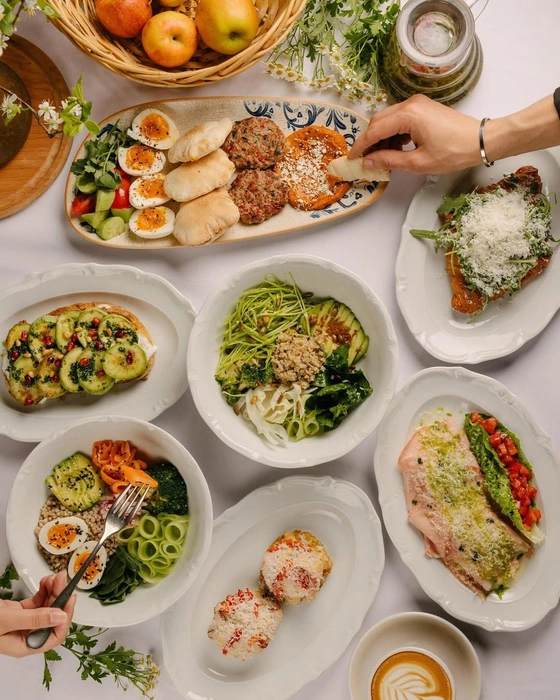 Меню с завтраками доступно ежедневно | Источник: yiayia_neo_taverna / Instagram.com (экстремистская организация, деятельность запрещена на территории РФ)