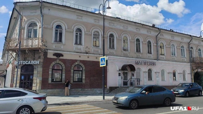 С недавних пор парковка на этой улице&nbsp;— платная | Источник: Максим Иванов / UFA1.RU