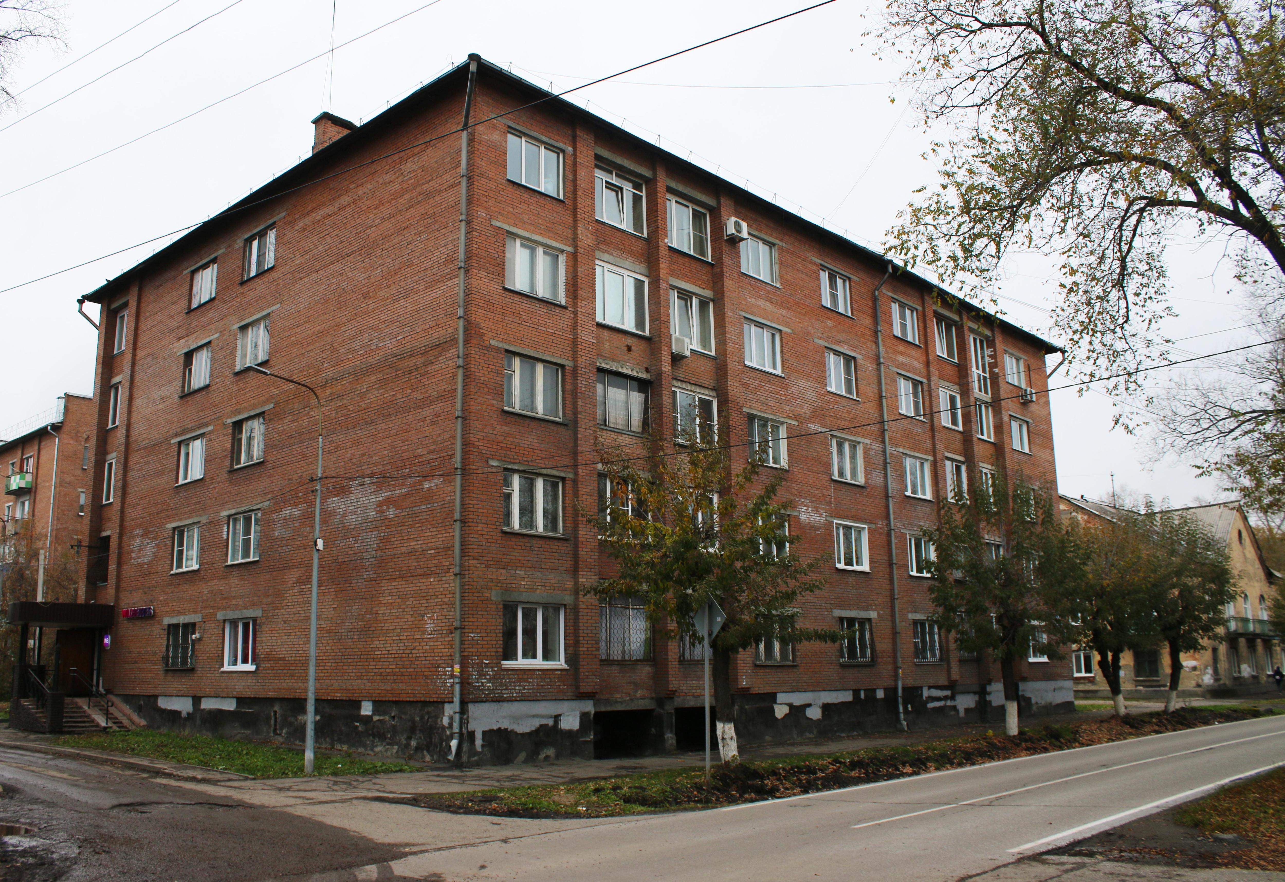 А некоторые другие жилые здания на Мурманской развалились и уступили место новостройкам | Источник: Игорь Епифанцев / NGS42.RU