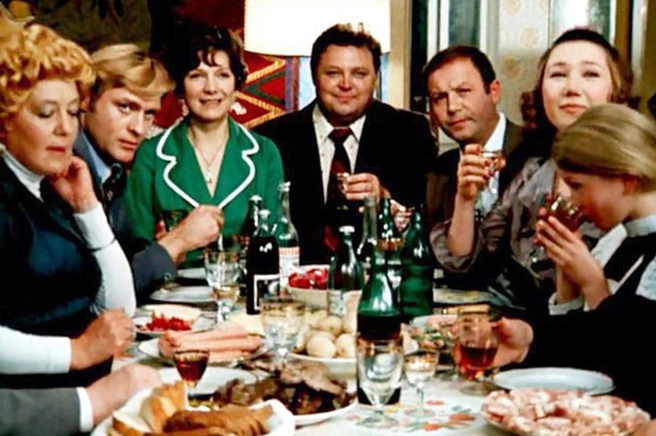 Жили проще, но будто счастливее. 7 советских привычек, которые мы почти утратили (зря?) | Источник: кадр из фильма «Старый Новый год», 1981 год