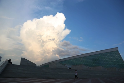 Конгресс-холл Торатау продаёт мебель и технику