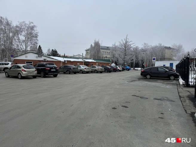 Парковка за зданием кафе запрещена, но автомобилисты оставляют машины  | Источник: Юлия Король 
