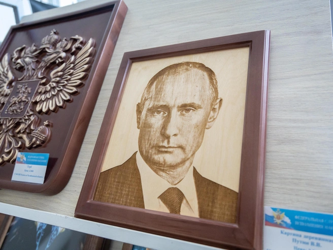 В ассортименте есть герб России за 4000 рублей и портрет президента за 2500 рублей. | Источник: Владислав Лоншаков / E1.RU