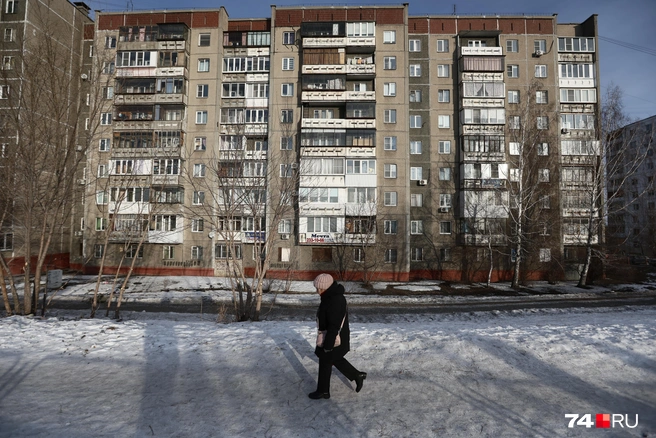 По словам жильцов, были сорваны сроки не только опрессовок, но и подачи отопления в доме | Источник: Наталья Лапцевич 