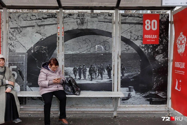 Как объясняли в компании, которая занимается оформлением остановок, при распечатке планшетов произошел сбой | Источник: Ирина Шарова / 72.RU