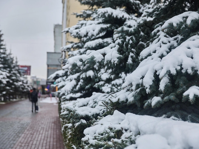 На отдельных участках образовался гололед.