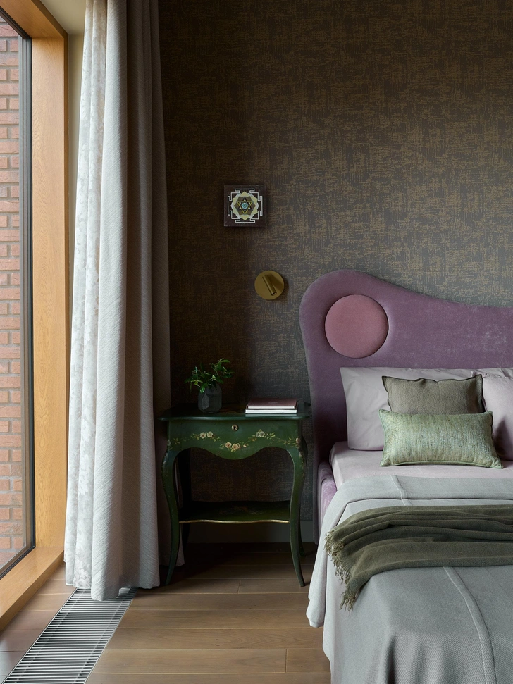 Шторы из ткани Sobranie. Прикроватный столик, антиквариат. | Источник: Ник Руденко. Стиль: Людмила Кришталева, Елена Середа 