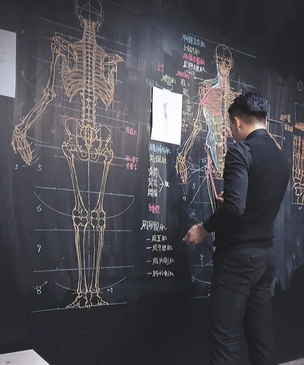 Преподаватель анатомии создает невероятно художественные рисунки на доске