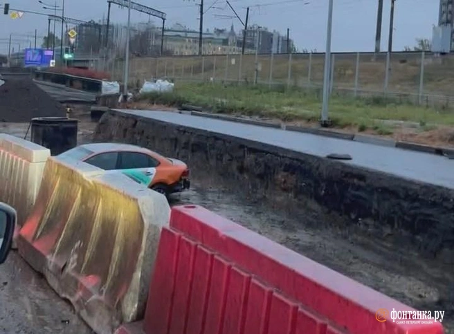 Каршеринг «припарковался» в котловане, выкопанном на Воздухоплавательной | Источник: читательница «Фонтанки» Анна