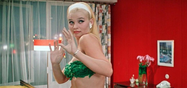 То самое бикини, в котором Светлана смущалась сниматься | Источник: кадр из фильма «Бриллиантовая рука», реж. Леонид Гайдай, киностудия «Мосфильм», 1968 год