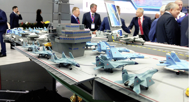 Модель авианосца «Ламантин» на Военно-морском салоне IMDS. Санкт-Петербург, 2019 год