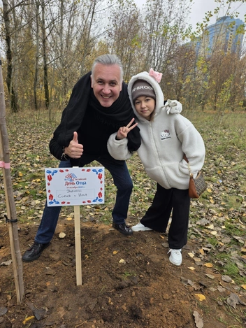 С дочкой Соней Илья недавно вместе сажал деревья