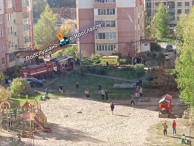 Жильцов многоэтажки вывели из квартир | Источник: ПОДСЛУШАНО в ЯРОСЛАВЛЕ! / Vk.com