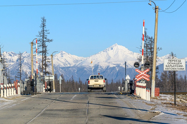 по правилам дорожного движения водители обязаны пересекать железнодорожные пути только на оборудованных переездах, уступая приоритет поездам | 142.ru