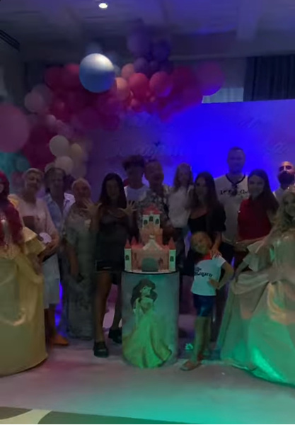 Розы и торт-замок для принцессы Симбы. Нюша с шиком отпраздновала день рождения дочки в Дубае
