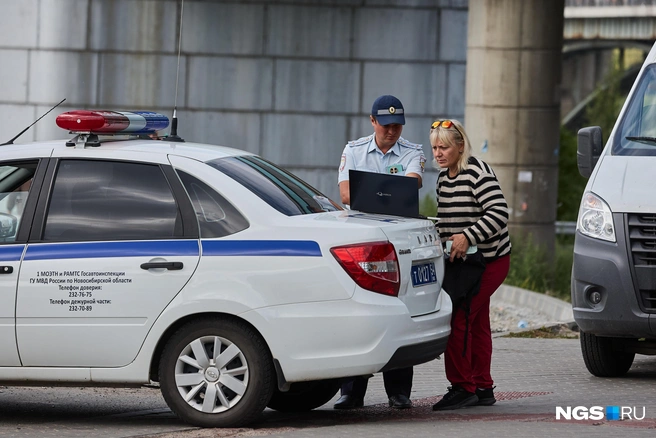 Сибирячке придется заплатить штраф за управление автомобилем без техосмотра | Источник: Александр Ощепков / NGS.RU