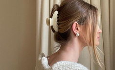 Модная прическа в стиле Y2K: заколка-крабик — самый трендовый аксессуар для волос на лето