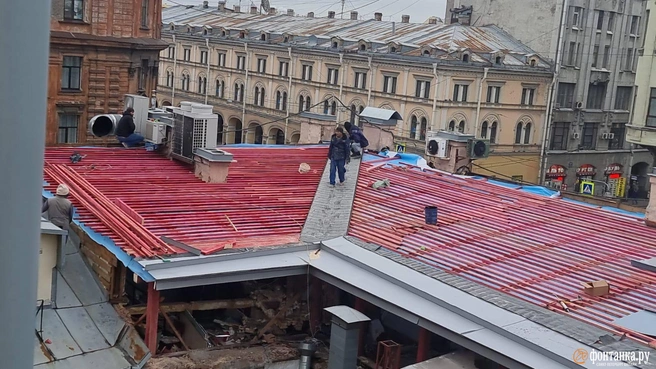 В Мучном переулке незаконно надстраивают историческое здание | Источник: читатель «Фонтанки»