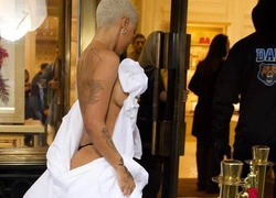 Doja Cat прогуливается в неглиже (в простыне) по Нью-Йорку