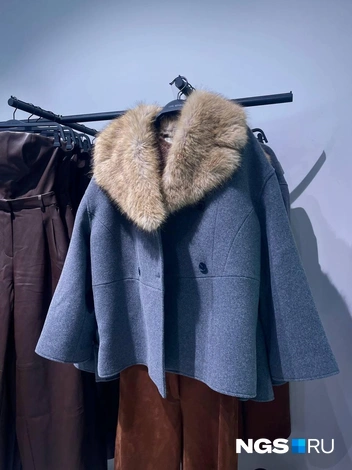 Пальто по типу кейпа&nbsp;с мехом, 53% шерсти в составе, 16&nbsp;999 рублей | Источник: Алёна Золотухина / NGS.RU 