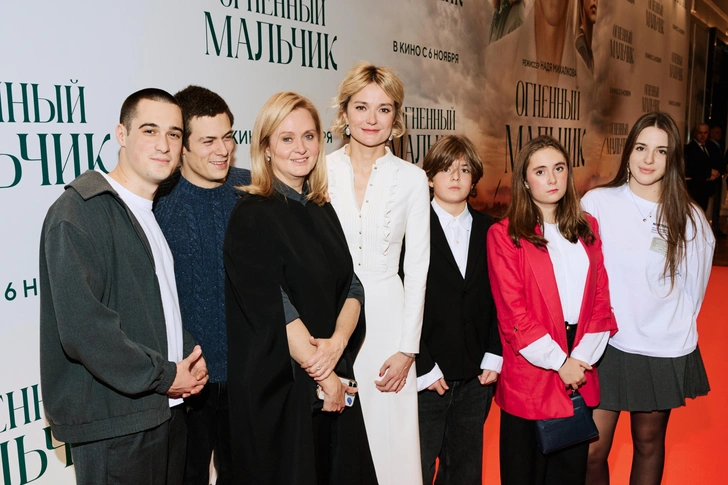 Анна и Надежда Михалковы с детьми: (слева направо) Сергей и Андрей Баковы, Иван Гигинеишвили, Лидия Бакова, Нина Гигинеишвили