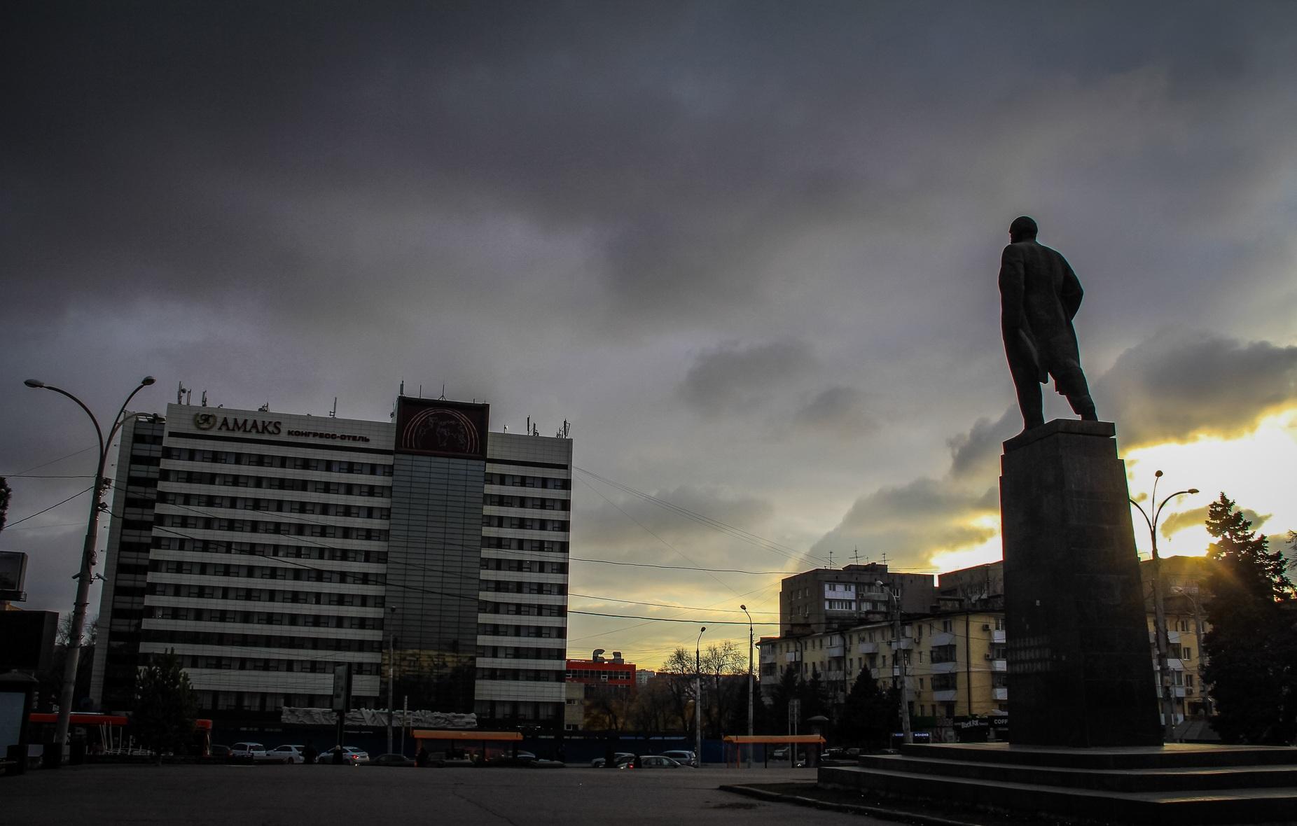 Ленин дон. Площадь Ленина Ростов на Дону. Памятник Ленину в Ростове-на-Дону. Памятник Ленину (Ростов-на-Дону, большая Садовая улица). Фонтан на площади Ленина Ростов.