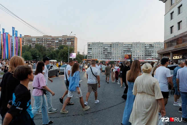 Водители, которые ехали по этой дороге, вынужденно останавливались, чтобы пропустить людей  | Источник: Ирина Шарова / 72.RU
