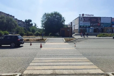 В Новотроицке электросамокат с детьми попал под «Мицубиси»