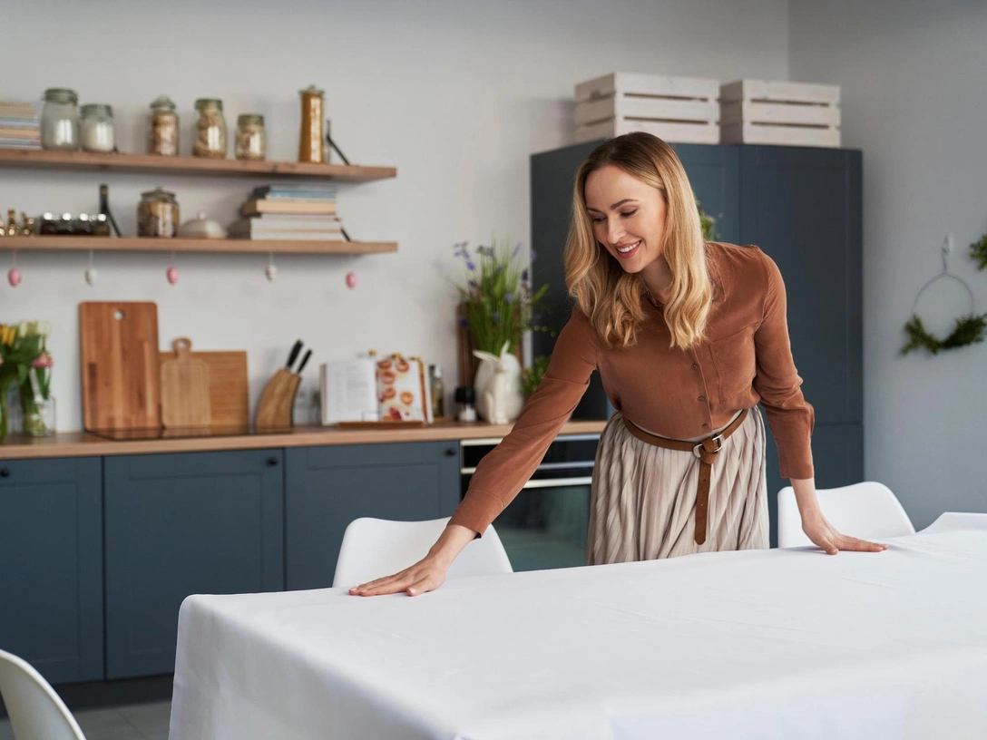 Ослепляет белизной: как быстро отстирать скатерть, чтобы она была как новая | marieclaire.ru