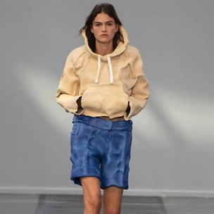 Пластилиновые шорты и худи на показе JW Anderson SS2024, которые все обсуждают