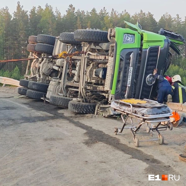 Водителя, застрявшего в тяжелом грузовике на ЕКАД, вытащили. Машину пытались поднять пять часов — кадры | Источник: ИА «Ночные новости»