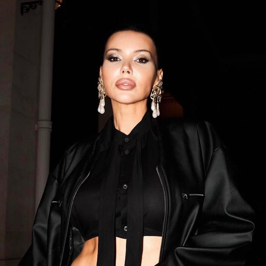 Мужские трусы под шубой, майка с острыми сосками: Оксана Самойлова сводит с ума парижан на Неделе моды