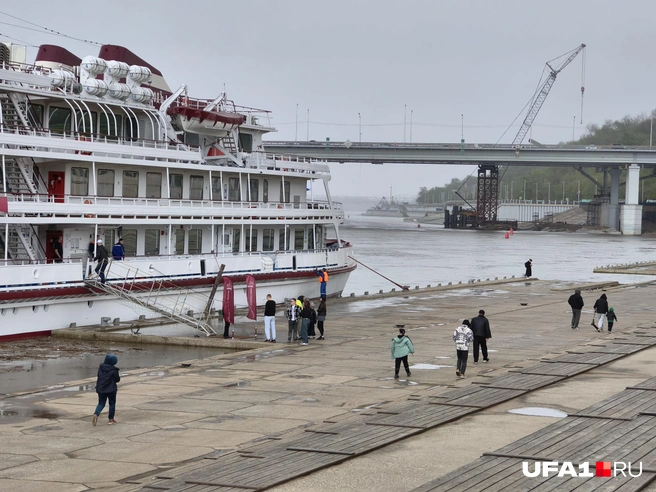 Немного горожан пришли поглазеть на махину&nbsp;— дождь явно помешал | Источник: Булат Салихов / UFA1.RU