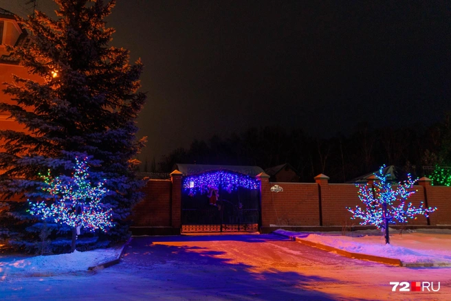 Глядите, как здесь украшена входная группа | Источник: Ирина Шарова / 72.RU