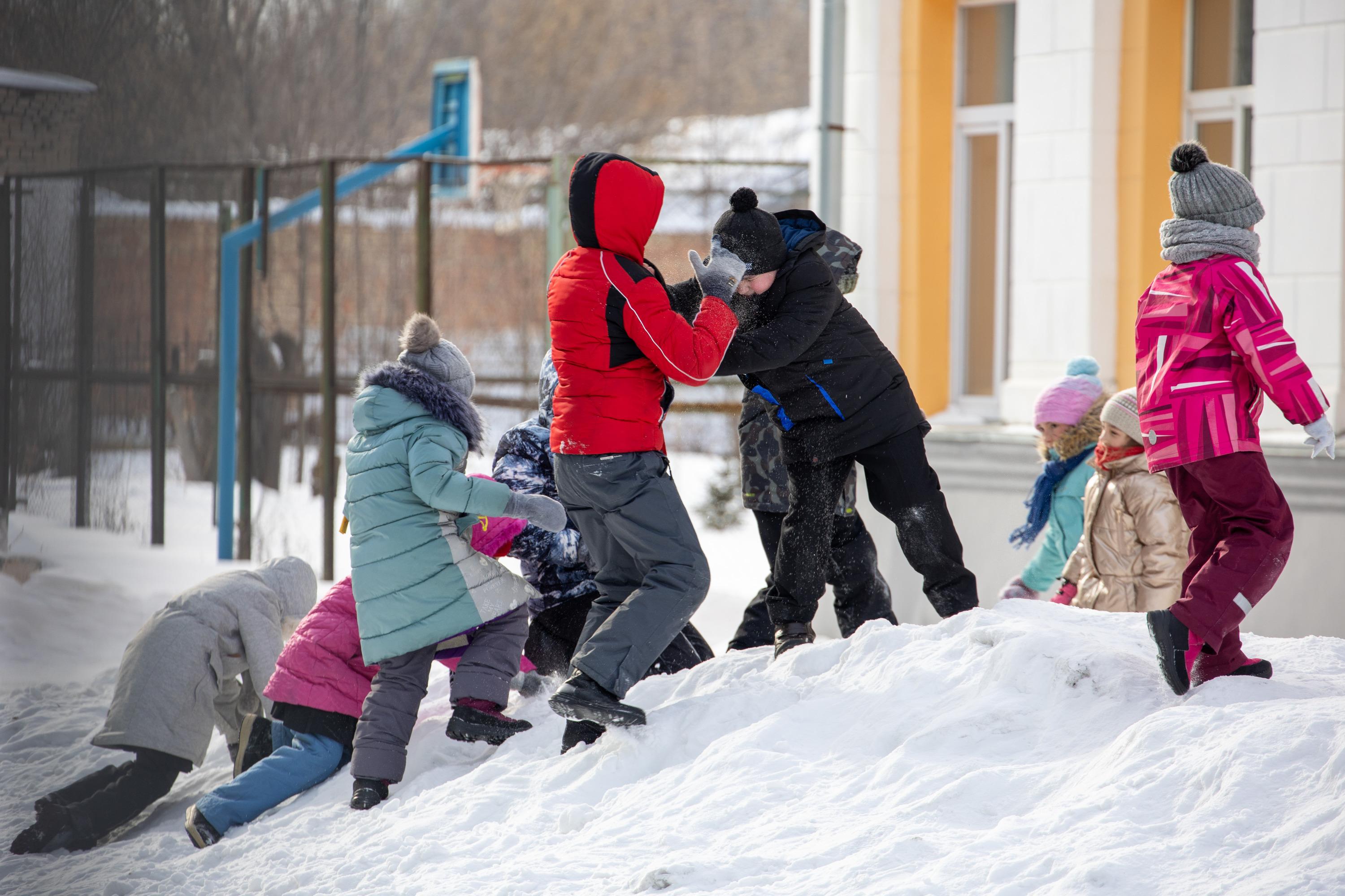 Дети учатся сегодня в Челябинске из-за Морозов. Отмена школ в Челябинске. Занятия в школах Челябинска 19 февраля. Отмена занятий в школах Челябинска.
