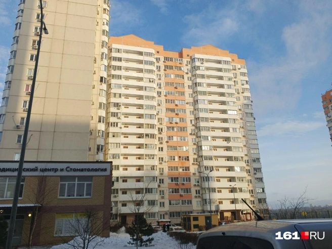 Зимой этого года собственникам и вовсе отключили все домофоны и люди не могли попасть в свои квартиры | Источник: жители дома