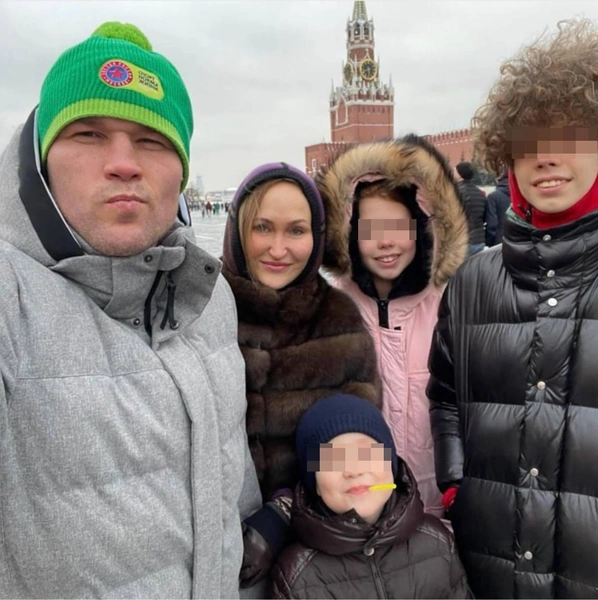 Григорий Дрозд со второй супругой Ириной и детьми 
