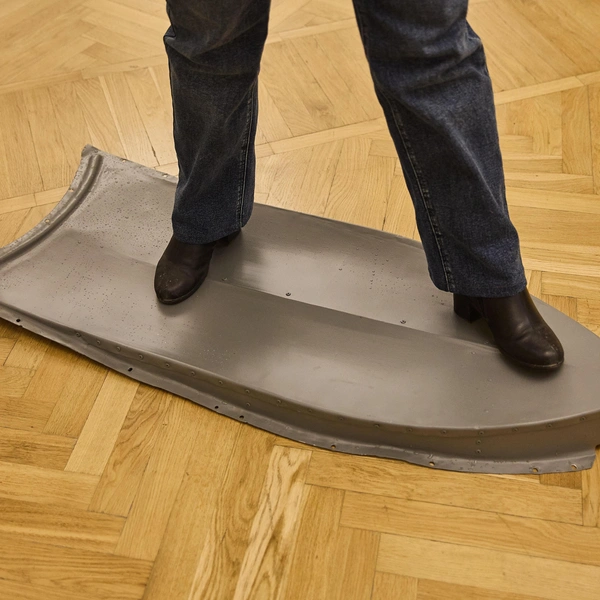 Чтобы проверить прочность, нам предложили встать на «чешуйку». Она даже не скрипнула | Источник: Александр Ощепков / NGS.RU